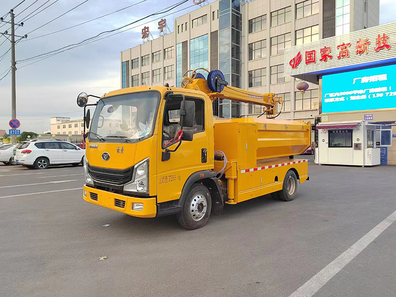 重汽豪曼淤泥抓斗車